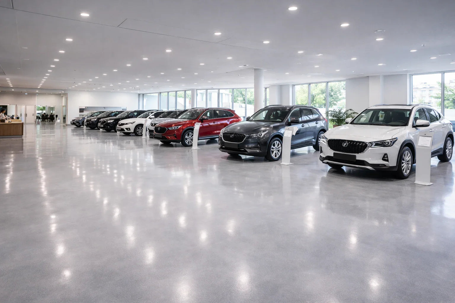 Geverfde showroomvloer met betoncoating als voorbeeld
